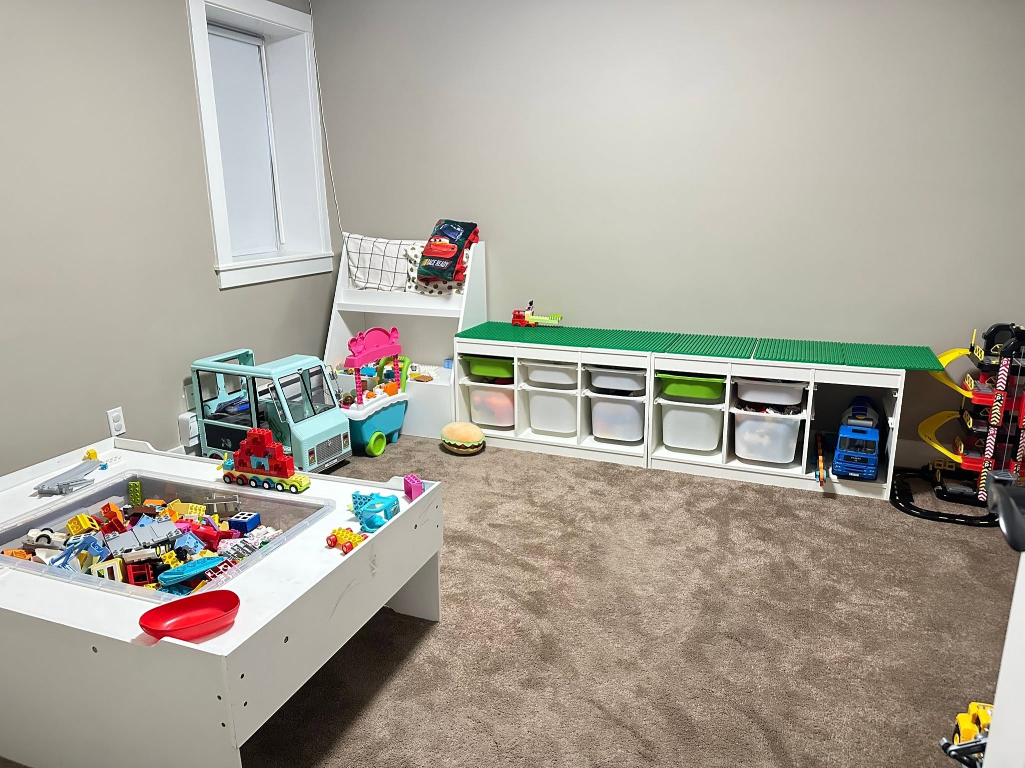 Organized Lego construction play station